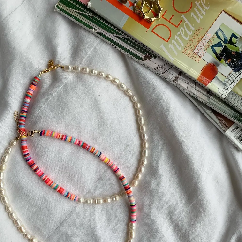 Kolla in mer på @aliceruthjewelry på Instagram!❤️ Gör dessa på beställning för 249kr! Frakt endast 12kr⚡️ Halsbandet är justerbart och kan därför passa flera olika längder!. Accessoarer.