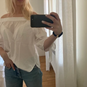 Vit sommarblus  - Så gullig blus att ha till sommaren! Passar nog alla storlekar mellan XS-M. Använd ett fåtal gånger så väldigt bra skick. Ursäkta för att den är ostruken på bild! 