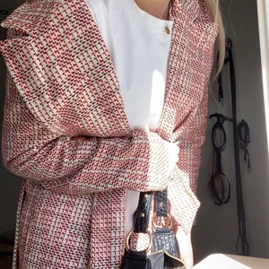 Kappa - Köpt på H&M i storlek 40. Jag själv brukar använda storlek s/m men har använt denna kappa som lite oversized. 