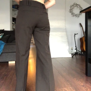 Bruna kostymbyxor - Tänkte kolla intresset på dessa skit fina, bruna kostymbyxor. 🥰 Storlek 38. Det blir budning om fler är intresserade! Jag är 163 och så sitter dom på mig, lite stora... (köparen står för frakten 66kr)