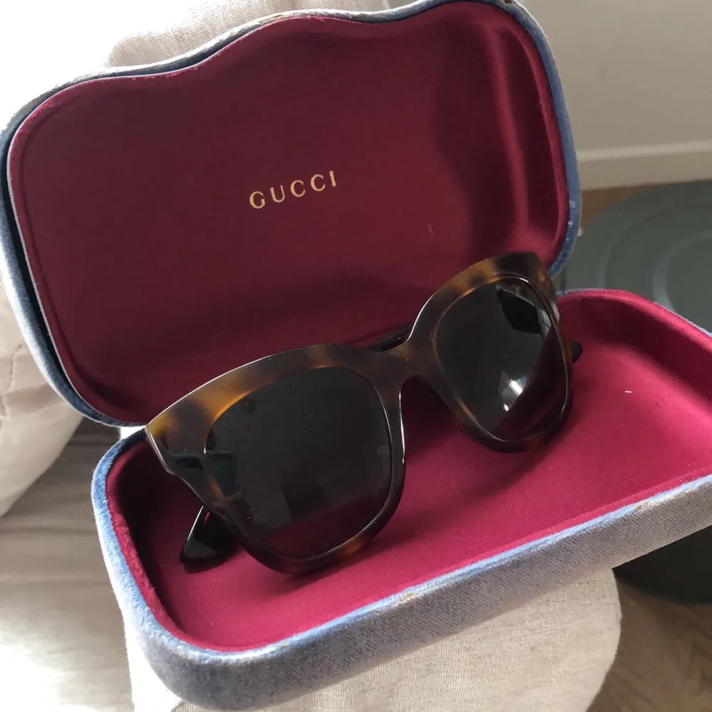 Jätte snygga Gucci solglasögon i bra skick! Orginaltrogen 3200kr. Accessoarer.