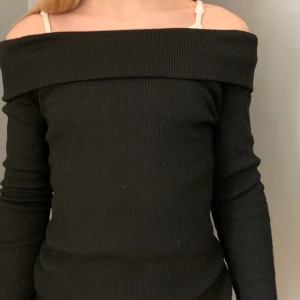 Väldigt fin tjockare offshoulder - Säljer pga för stor. 🤎 väldigt bra skick och oanvänd. Bilden är tagen på en vän