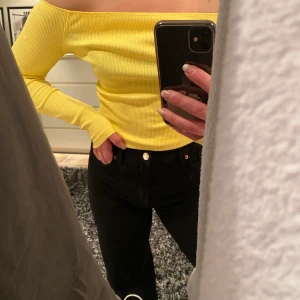 Off shoulder top  - Superfin topp för sommaren. Från Bikbok i en underbar gul färg som är så fin när man är brun!!