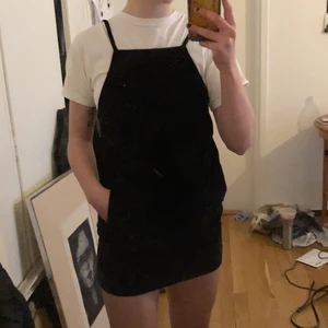 Liten svart klänning - Söt svart liten klänning från topshop. Den har fickor, så praktiskt! Endast använd ett fåtal gånger. Blir jättefin med en t-shirt under🌸