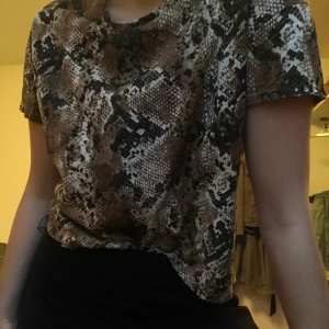 T-shirt i ormtryck - Jätteskön T-shirt från Zara, i ett ganska tunnt och mjukt material. Kort i modellen (inte croppad men precis till höften) men luftig/oversized. Kan mötas/skicka!