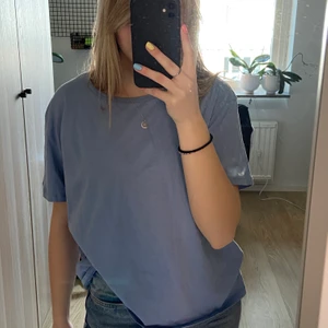 Ljusblå oversized t-shirt - Superfin ljusblå t-shirt som är oversized i modellen. Den är sparsamt använd. Storlek s