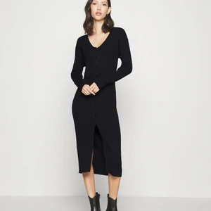 Stickad svart långklänning / monki - Superfin stickad klänning från monki! Aldrig använd, fel storlek :) väldigt stretchig i storleken, passar från xs-m skulle jag säga! 