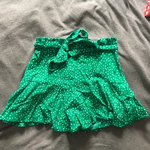 Grön kjol med vita små prickar (med eller utan rosett)  - En superfin kjol från zara som har blivit alldeles för liten. Fint skick. Du kan välja om du vill ha kjolen med eller utan band. Kom privat för bud om lägre pris.  