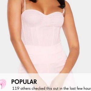 Corset top - Säljer denna sjukt fina rosa korsetttoppen pga fel storlek. Den är såklart aldrig använd utan bara testad. Den är så otroligt fin och sjukt bra kvalite. Denna är i storlek 8 dvs strl 34. Denna top är slutsåld i deras hemsida.Passar bra till allt i princip, bud startar från 100kr!🤎                                      Buda i kommentarerna!