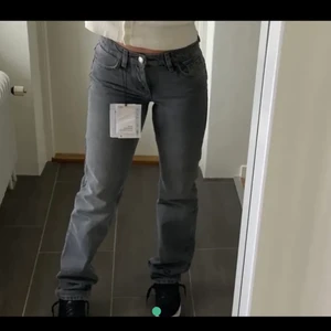Lågmidjade Zara Jeans  - (2 första bilderna är lånade) Säljer dessa trendiga lågmidjade Zara jeansen då jag har två. Supersnygga och bra passform, passar till allt💕Storlek 38 men då de är lågmidjade så skulle jag säga att de är små i storleken. Hör av dig vid intresse eller buda i kommentarerna 💕‼️Högsta bud 450 kr + frakt ‼️Köp direkt för 500 kr + frakt💕