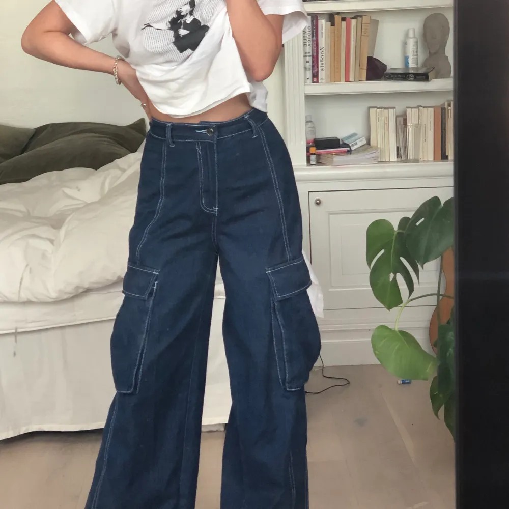 Fett snygga cargo pants från PrettyLittleThing i storlek 34. Tror ej de säljs på hemsidan längre. Endast använda typ 2 gånger så är i bra skick! Köparen står för frakt ✨. Jeans & Byxor.