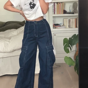 Cargo pants strl 34 - Fett snygga cargo pants från PrettyLittleThing i storlek 34. Tror ej de säljs på hemsidan längre. Endast använda typ 2 gånger så är i bra skick! Köparen står för frakt ✨
