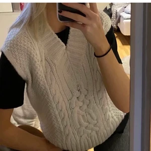 Stickad väst - Stickad väst använd en gång, upplev större i storleken.