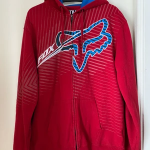 Röd Fox hoodie i storlek L - Cool röd Fox hoodie i begagnat skick. Är något nopprig inuti och det finnsen liten fläck på ryggen som syns på bild! Bud från 150 kr 😇🦊 Budstopp sätts efter första budet! 