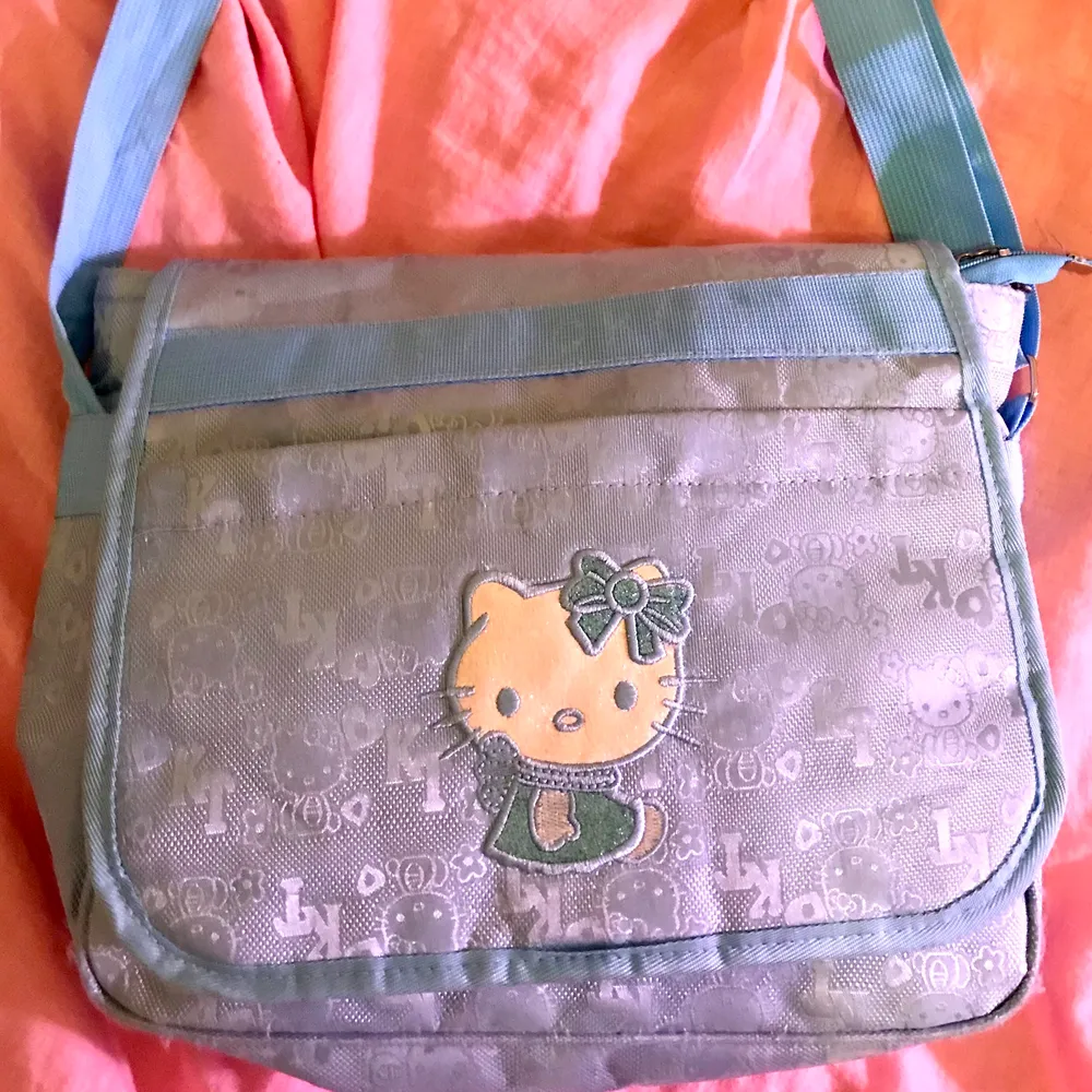 så sjukt söt hello kitty väska! glittrig på själva hello kitty💕💕 lägg ett bud💜. Väskor.