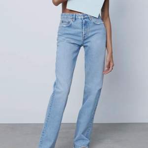 Säljer dessa oanvända raka jeans ifrån Zara, jeansen på bilden ifrån hemsidan är ungefär samma modell som jeansen men annars kan du fråga om fler bilder💗💗