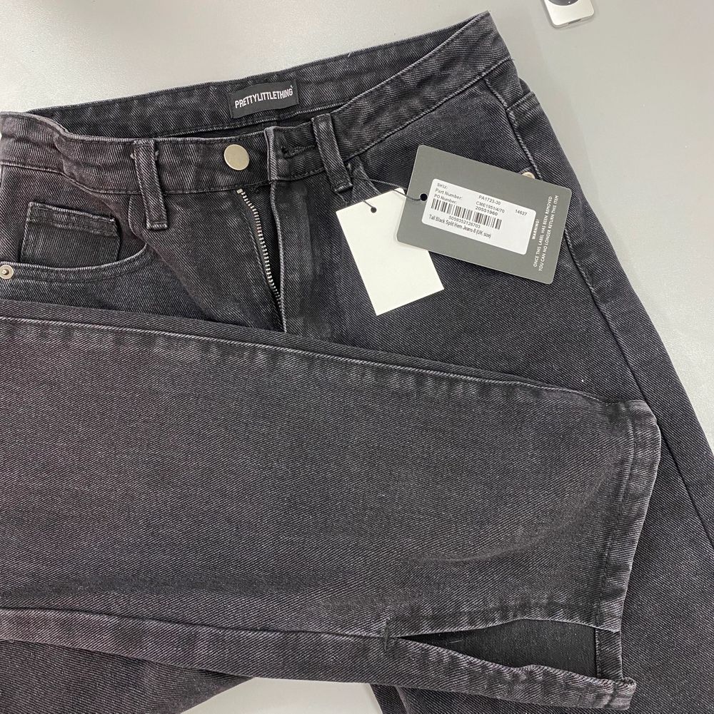 Jeansen är från hemsidan Prettylittlethings modellen är ”tall black split hem jeans” (går att hitta fortfarande). Jeansen är raka i modellen med en slits på sidan längst ner. Storlek: uk 8 ( ca 36 ). Har prislapp kvar går att se på bild 3 säljer för att de var för små och kostar att skicka tillbaka. Köpta för 30£= ca 350kr ( köparen står för frakt ) PRIS KAN DISKUTERAS VID SNABB OCH SERIÖS AFFÄR . Jeans & Byxor.