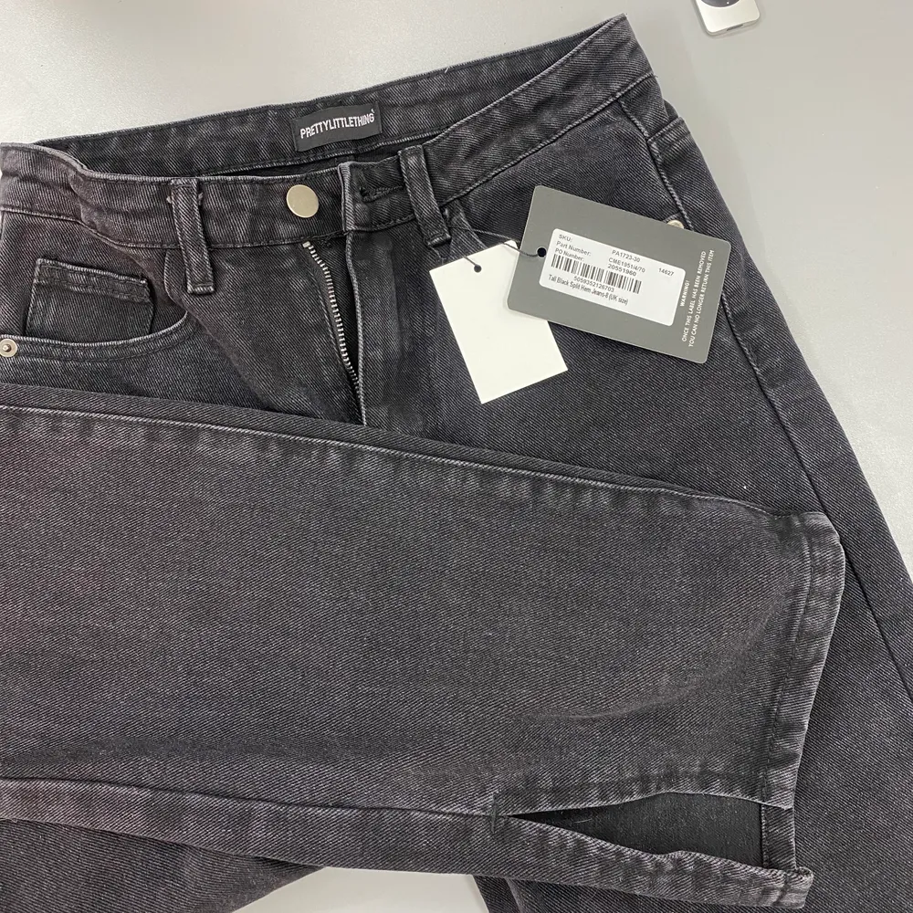 Jeansen är från hemsidan Prettylittlethings modellen är ”tall black split hem jeans” (går att hitta fortfarande). Jeansen är raka i modellen med en slits på sidan längst ner. Storlek: uk 8 ( ca 36 ). Har prislapp kvar går att se på bild 3 säljer för att de var för små och kostar att skicka tillbaka.  Köpta för 30£= ca 350kr ( köparen står för frakt ) PRIS KAN DISKUTERAS VID SNABB OCH SERIÖS AFFÄR . Jeans & Byxor.