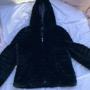 Päls jacka  - Så snygg pälsjacka som tyvärr inte kommer till användning:(