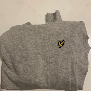 Lyle&scott  - Hoodie från Lyle&scott i storlek XS, fint skick kommer dock ej till användning 💛