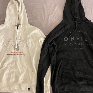Hoodies - En hoodie för 150kr, båda för 250kr. Sailracing hoodien är strl M och svarta hoodien är XL. Hämtas i Sollentuna. 