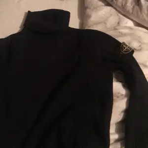 svart polo tröja, äkta köpt för 2500kr. går ner i pris vid snabb köp
