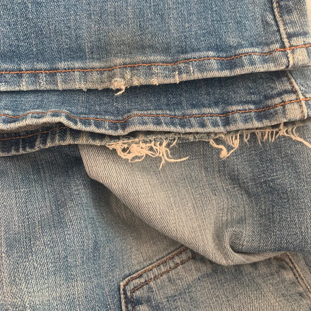 Superfina jeans från Crocker, 26 i midjan men skulle säga att de känns mer som 25, längd 33, något slitna längst ner på ena byxbenet (se bild 3) men ser snyggt ut, annars jätte bra skick! Bra längd på mig som är 174. Frakt tillkommer. Jeans & Byxor.