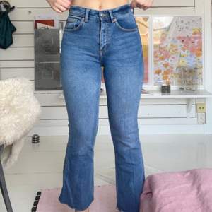 stretchiga jeans från zara i storlek 36, använda ett fåtal gånger!