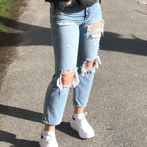 Blåa jeans med slitningar - Enormt snygga jeans med slitningar i storlek 36. Fint skick. Väldigt snygga baktill. Startbud 200kr