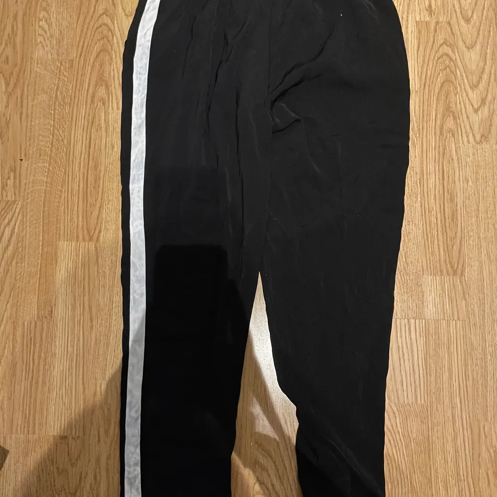 Svarta byxor med detalj på båda sidor från new yorker. Köparen står själv för frakten . Jeans & Byxor.