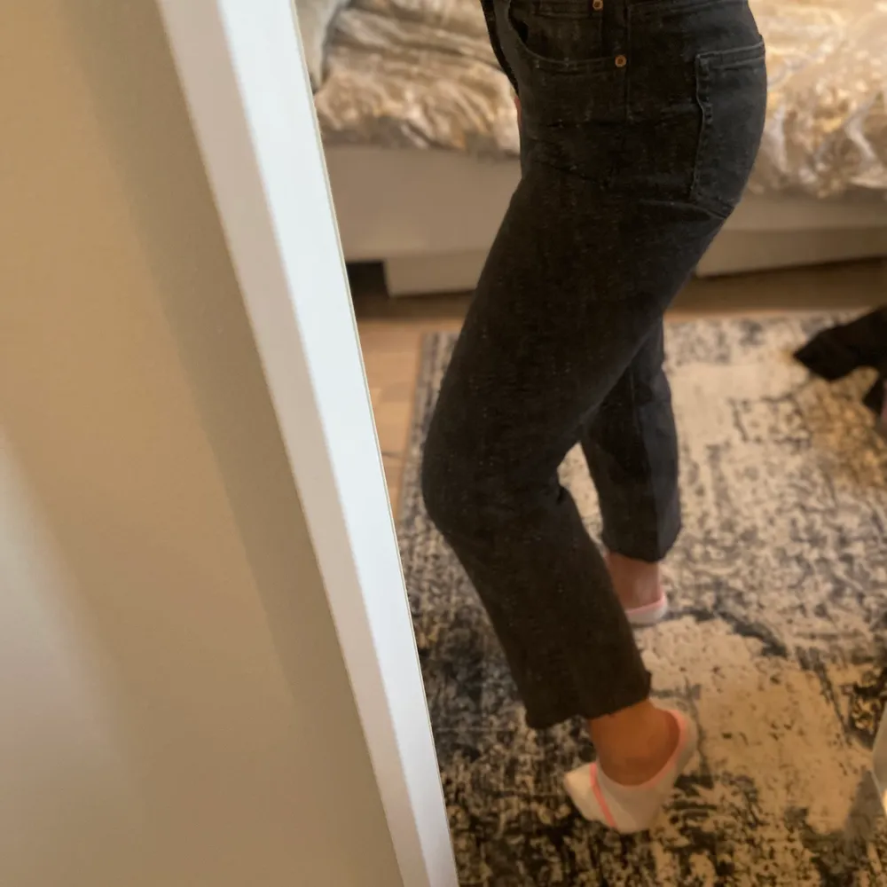 Säljer dessa momjeans eftersom att det blivit för korta på mig som är ”165cm”❤️, köparen står för frakten!. Jeans & Byxor.