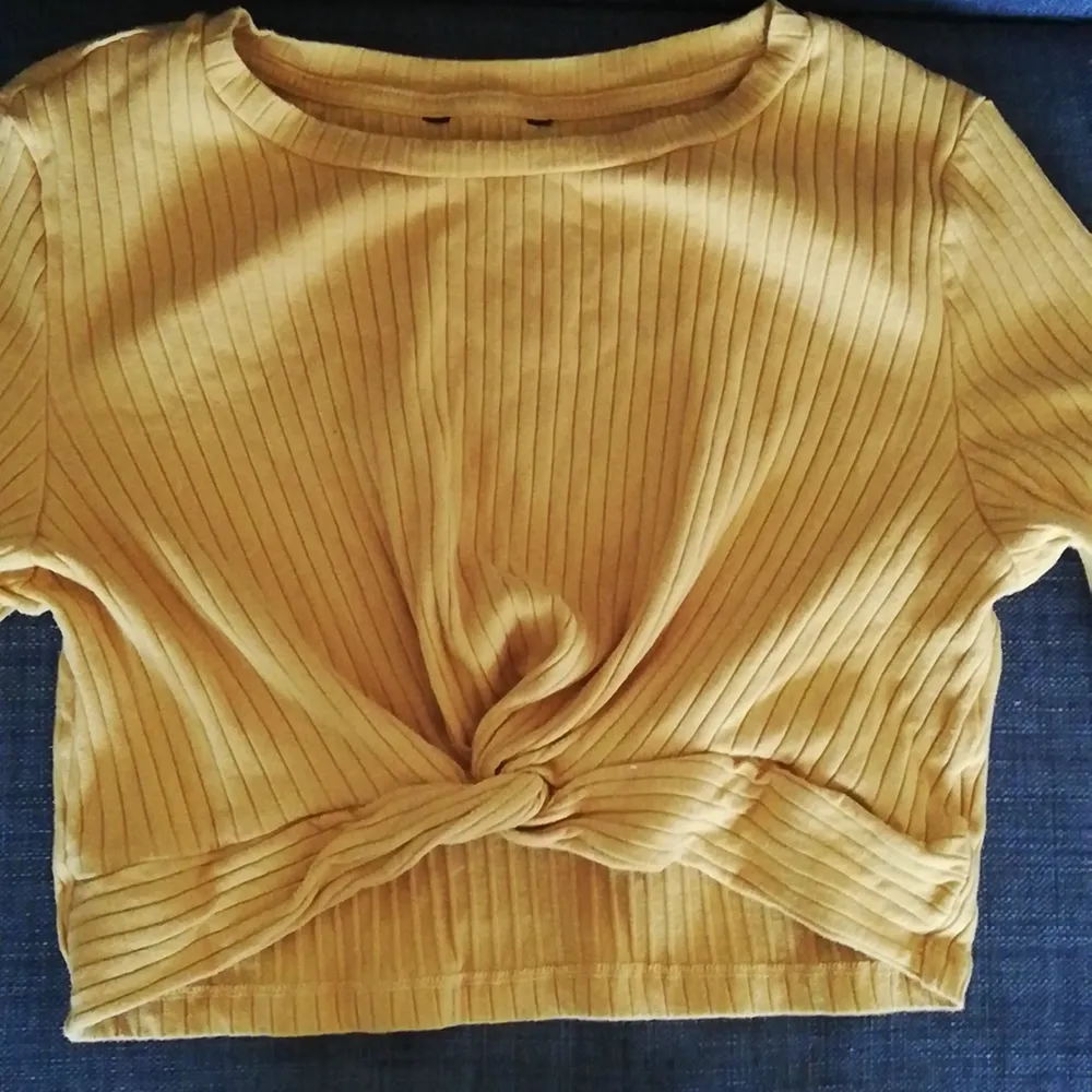 Säljer denna sköna tröjan då färgen inte riktigt passar den. Har gett den ett år nu, men tycker fortfarande inte om färgen. Har knappt använt den utan den har mest legat i byrån. Köparen står för frakten. . Toppar.