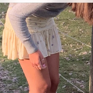 Volangkjol - Strl 146/152 men passar xs 