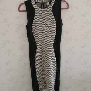 Klänning H&M - En fin långklänning som går ner till knänen. (jag är 158 cm) storlek 36.