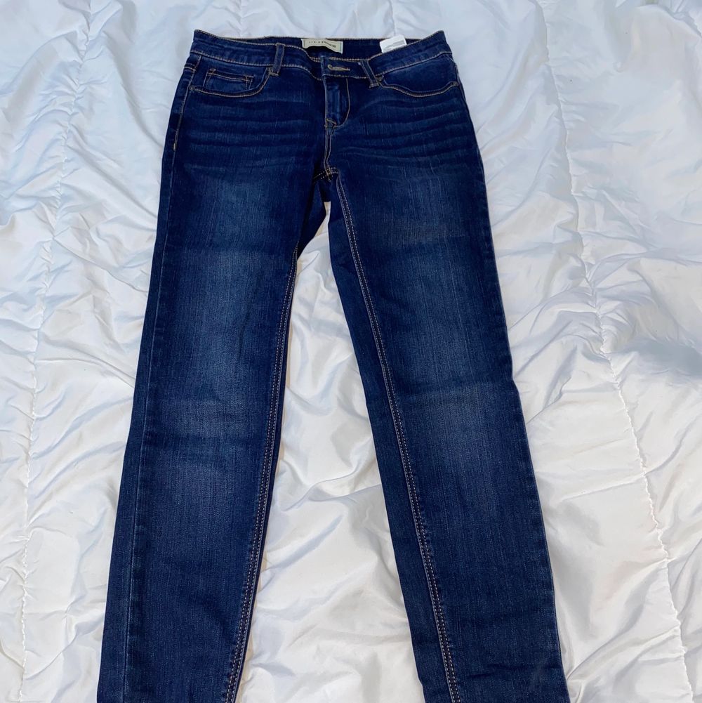 Säljer mina skit snygga jeans från DENIM pimkie. Sitter fint på och är max använda 2 gånger. De är i storlek 34 och jag som 36 och uppåt kan få i mig de fast sitter tajtare, beror på hur man vill att jeansen ska sitta.😇 Frakt kostanden kan såklart kollas upp. Pris kan såklart diskuteras. Jeans & Byxor.