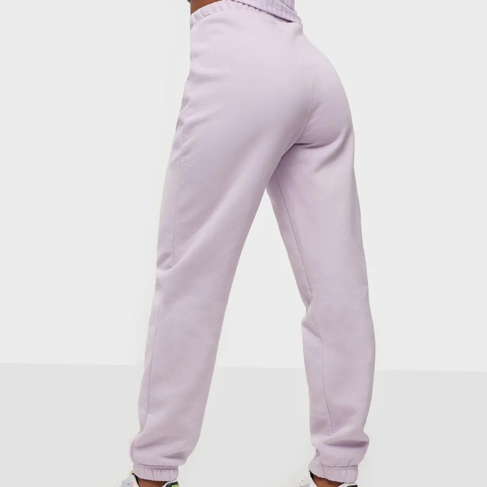 Ett par lila sweatpants från Gina tricot som tyvärr har blivit för små, de är i nyskick och jättefina, kostar 107 . Jeans & Byxor.