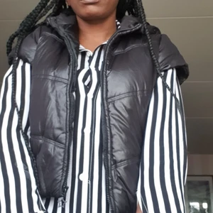 Söt Väst jacka  - I mycket bra skick och passar xxs_m beror på hur man vill ha på sig.säljer den eftersom jag har annan .Finns fler bilder och bud  I kommenterna vad ni kan ge. S