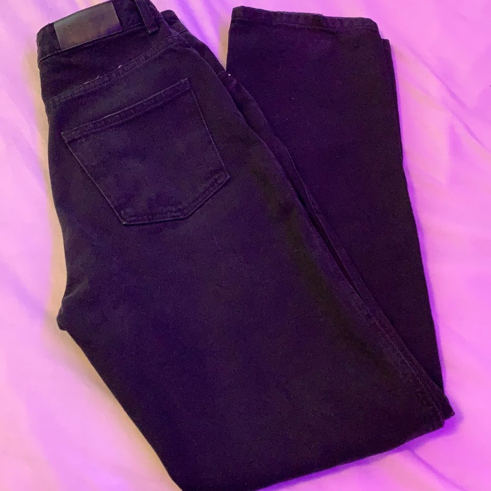 Black straight fit jeans från NA-KD i storlek 36. Väldigt fina byxor men tyvärr var de för små för mig vid midjan. Har aldrig använt dem bara prövat.  Kostar 300 kr ink frakt. Ordinarie pris 500kr. . Jeans & Byxor.