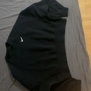 NIKE SWEATSHIRT  - Nu säljer jag min helt oanvända Nike sweatshirt i hel svart färg med ett litet vitt märke. Tröjan är jätte fin och i väldigt bra skick.