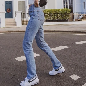 Levis jeans 501  - Ljusblåa Levis 501, W 26 L 30. Jag är 170 och dem är bra längd på mig. Bra skick. Säljer då dem blivit för små. Original pris 1200kr 