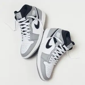 JORDAN 1 MID LIGHT SMOKE GREY ANTHRACITE🐺  TILLGÄNGLIGA STORLEKAR⬇️  • EU40 • EU40,5 • EU41 • EU42 • EU42,5 • EU43 • EU44 • EU44,5 • EU45  • PRIS FRÅN 2599kr   • SKRIV TILL OSS I DM OM DIN STORLEK SAKNAS   • VI NÅS VIA DM FÖR EVENTUELLA FRÅGOR ELLER FUNDERINGAR PÅ INSTAGRAM @ERISNEAKERS   #erisneakers 