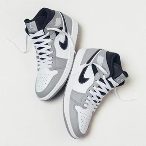JORDAN 1 MID LIGHT SMOKE GREY ANTHRACITE - JORDAN 1 MID LIGHT SMOKE GREY ANTHRACITE🐺  TILLGÄNGLIGA STORLEKAR⬇️  • EU40 • EU40,5 • EU41 • EU42 • EU42,5 • EU43 • EU44 • EU44,5 • EU45  • PRIS FRÅN 2599kr   • SKRIV TILL OSS I DM OM DIN STORLEK SAKNAS   • VI NÅS VIA DM FÖR EVENTUELLA FRÅGOR ELLER FUNDERINGAR PÅ INSTAGRAM @ERISNEAKERS   #erisneakers 