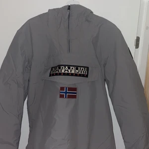 Napapijri jacka  - Säljer nu min Napapijri jacka ! Köpt förra året men aldrig använd! Strl M 