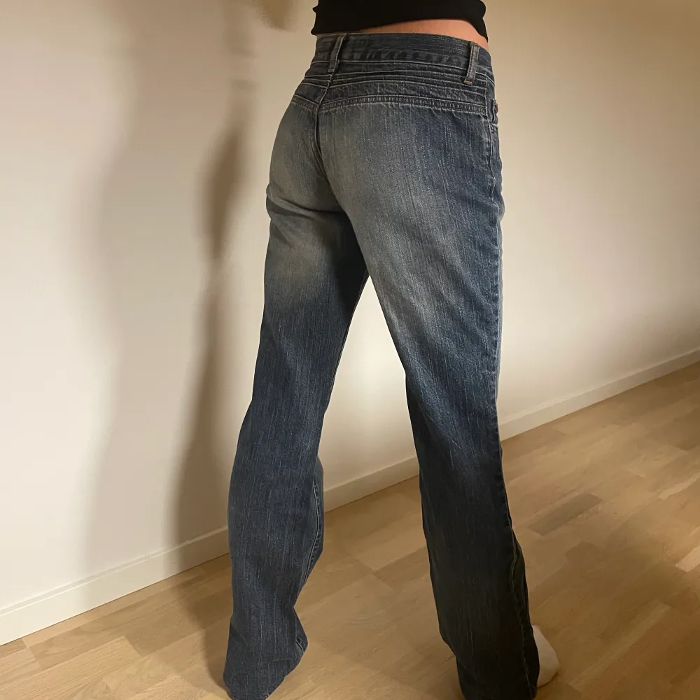 Ett par supersnygga lågmidjade jeans från Guess Jeans💙 Fin blå färg med streck på sig! De är min mammas gamla och finns därför inte att köpa längre. Jättefint skick på de! Midjemått - ca 80cm. Skriv till mig om ni har några funderingar eller vill ha fler bilder! . Jeans & Byxor.