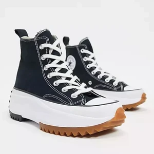 Converse skor  - Säljer mina Converse run star hike eller "stray kids skorna" i storlek 43 men de passar om man har storlek 42. Jag köpte de i höst förra året och jag använder knappt de, de är bara lite smutsiga där nere men det går att tvätta enkelt. Orginal priset är 1200kr. Köparen står för frakt 