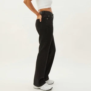 Weekday sway mid bootcut jeans - Helt nya och oanvända assnygga jeans från weekday! De är mid waist som sitter ganska lågmidjade. De är långa i storleken, som är W28/L32. Prislappen sitter kvar! 🤍