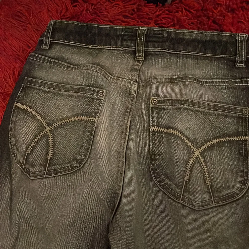 Köpta på secondhand storlek 30, har aldrig använts lågmidjadd. Jeans & Byxor.