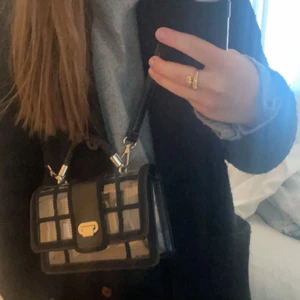 Zara väska  - Zara väska med möjlighet att ta bort band. Hör av dig vid frågor eller mer bilder💞✨ (vet ej hur mkt frakten kmr kosta men ska försöka gö den så billig som möjligt!!) PRIS+FRAKT