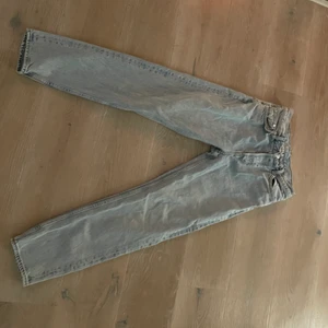 Oversized jeans - Två par oversized jeans i storlekarna 28/30 och small. Första är 28/30 och andra är S. Separat kostar jeansen 150kr styck. Tillsammans 225kr. De är i bra skick. Skriv för mer frågor