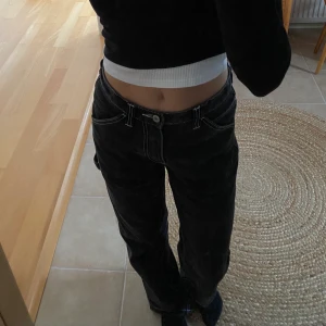 Brandy melville jeans - Så snygga brandy jeans! Säljer då jag klippte av dem lite längst ner och föredrar hur de såg ut innan. Därav billigare pris (köpte dem för 400kr) Är fortfarande lagom längd på mig som är 166 cm. 💗
